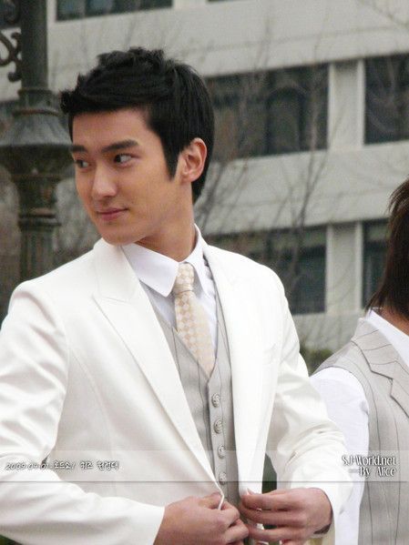 Siwon_in_White_suite_11072009081543